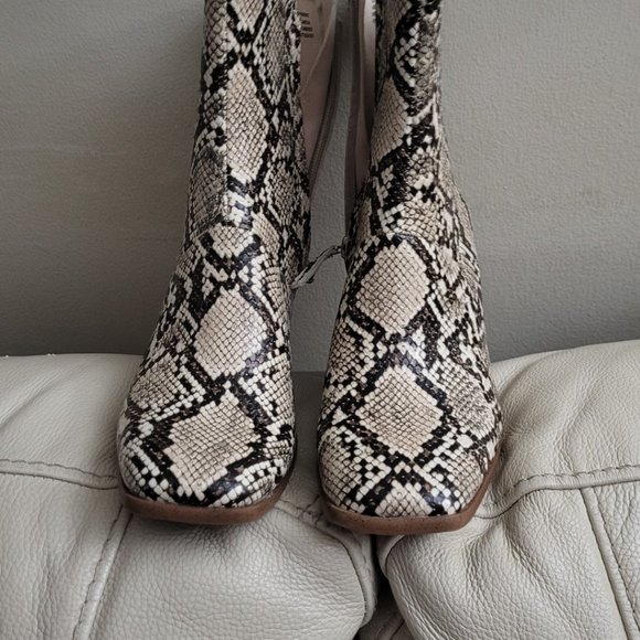 Items - Picture 5 of 7